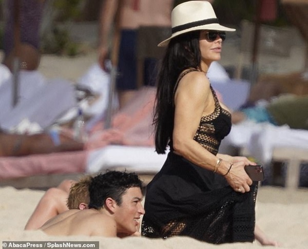 Người tình tỷ phú Amazon lại đốt mắt thiên hạ khi khoe vòng 1 táo bạo nhưng vẫn lộ chi tiết kém sang dù phủ đầy hàng hiệu-4