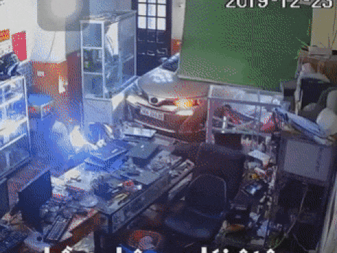 Đạp nhầm chân ga, nữ tài xế lái ôtô đâm vào nhà dân