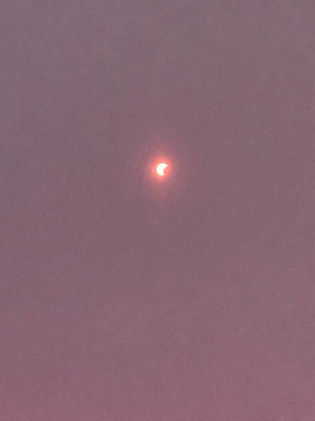 Không có thiết bị xịn sò để quan sát nhật thực, sinh viên trường Y ló cái khôn dùng vật dụng không ai ngờ-2