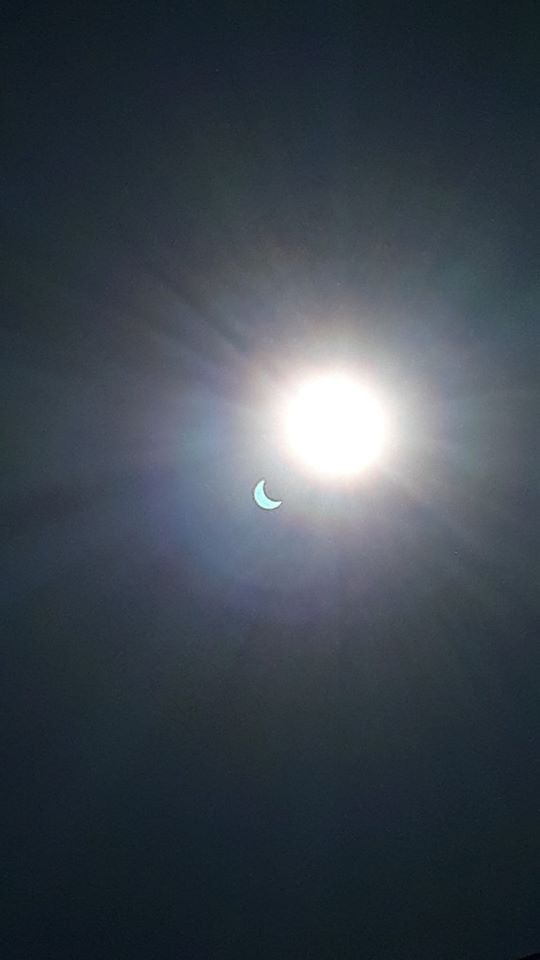 Không có thiết bị xịn sò để quan sát nhật thực, sinh viên trường Y ló cái khôn dùng vật dụng không ai ngờ-4