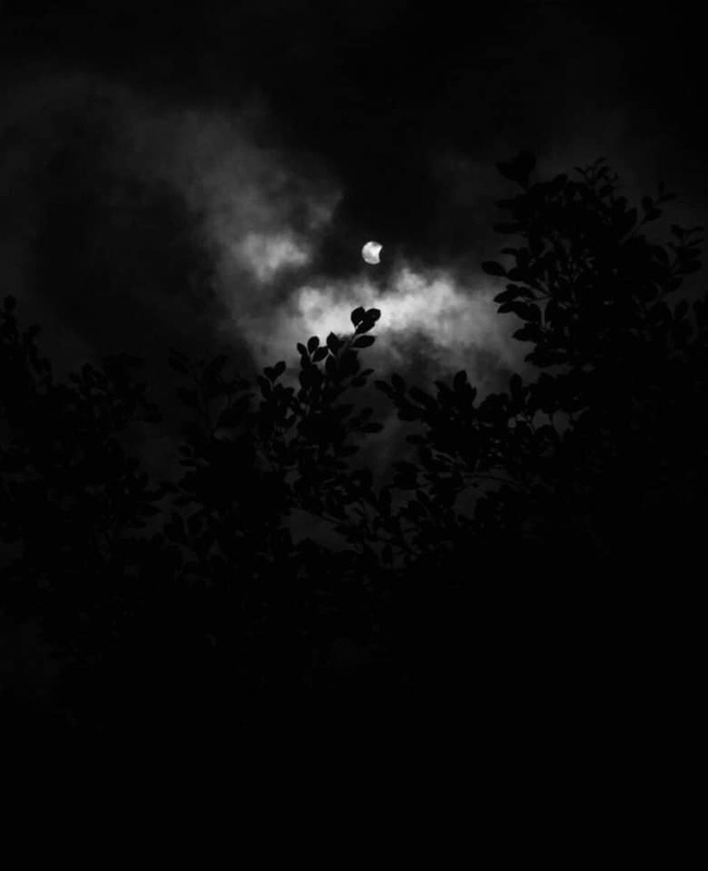 Không có thiết bị xịn sò để quan sát nhật thực, sinh viên trường Y ló cái khôn dùng vật dụng không ai ngờ-5