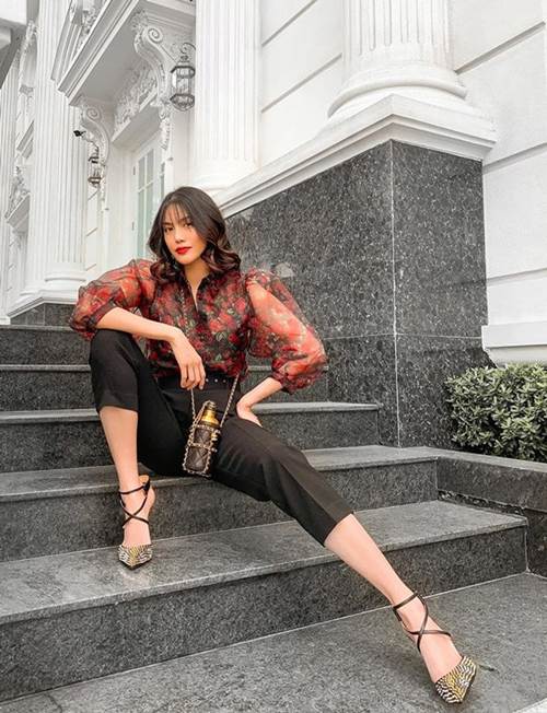 Tưởng Lan Khuê đeo bình sữa cho con bú ai dè là hàng hiệu khủng-2