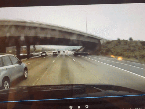 Xe ôtô bất ngờ rẽ ngang trên đường cao tốc khiến xe khác tông thẳng