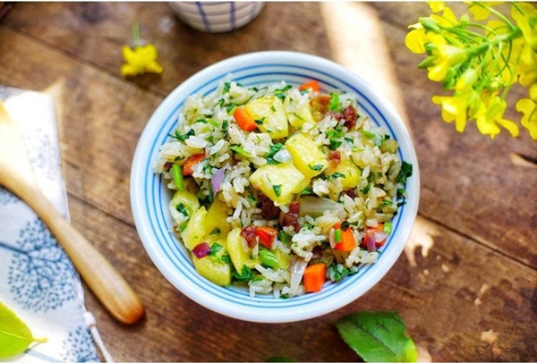 Cơm chiên ngũ sắc không chỉ đẹp, ngon mà cách làm lại rất dễ-5