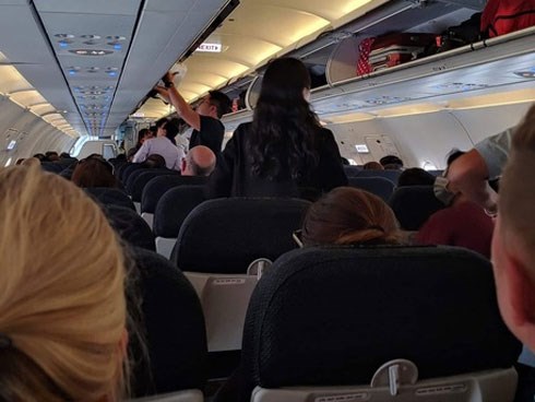 Máy bay đi đi Hongkong của hãng hàng không Air Asian hạ cánh khẩn cấp xuống sân bay Tân Sơn Nhất do nổ sạc dự phòng của khách