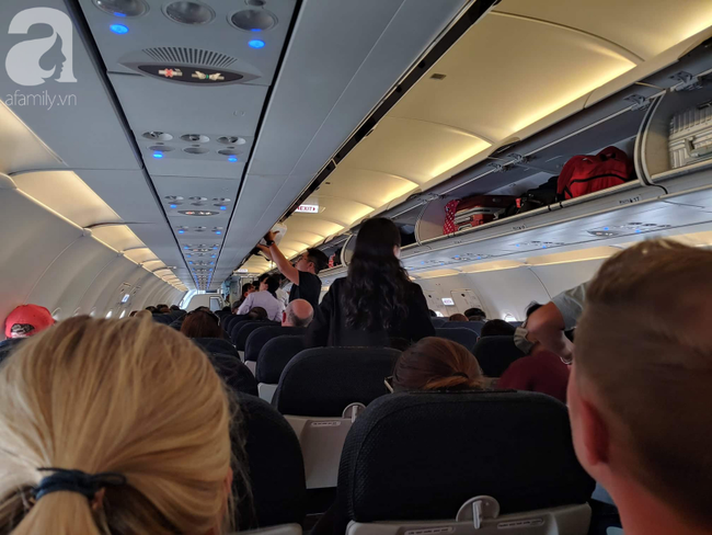 Máy bay đi đi Hongkong của hãng hàng không Air Asian hạ cánh khẩn cấp xuống sân bay Tân Sơn Nhất do nổ sạc dự phòng của khách-1