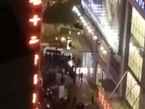 Sau khi ném hai con từ tầng 9 xuống đất, người mẹ bất ngờ lao theo khiến nhiều người chứng kiến phải rùng mình sợ hãi-4