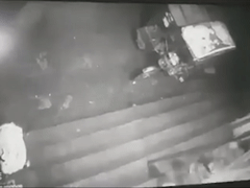 NGUY HIỂM: Bình gas bất ngờ bốc cháy dữ dội, cả gia đình tháo chạy toán loạn-2