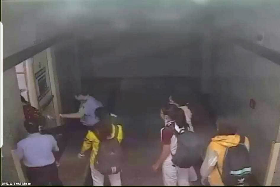 Nữ sinh trường y tố bị bảo vệ bệnh viện đánh, nhốt trong phòng-2