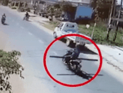 Xe máy chở thanh sắt dài quệt ngã xe khác