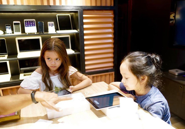 Từng tuyên bố không cho các con tiếp xúc với công nghệ nhưng vì lý do này mà Hồng Nhung phải chịu thua đi mua iPad cho con-2