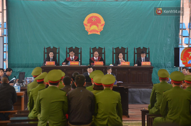 VKS đề nghị 6 án tử hình cho nhóm đối tượng sát hại nữ sinh giao gà, người dân theo dõi phiên tòa đồng loạt vỗ tay-16