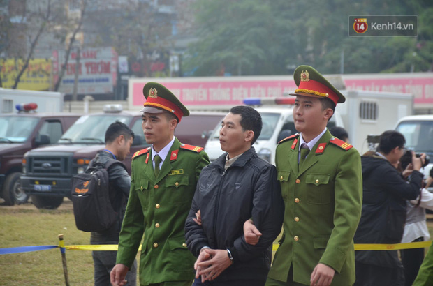 VKS đề nghị 6 án tử hình cho nhóm đối tượng sát hại nữ sinh giao gà, người dân theo dõi phiên tòa đồng loạt vỗ tay-24