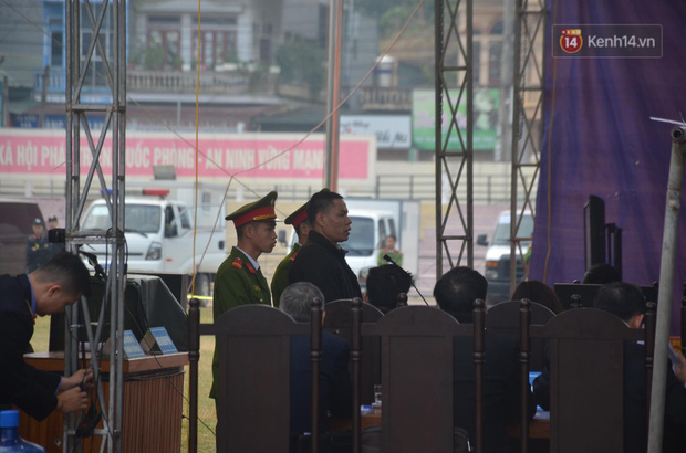 VKS đề nghị 6 án tử hình cho nhóm đối tượng sát hại nữ sinh giao gà, người dân theo dõi phiên tòa đồng loạt vỗ tay-17