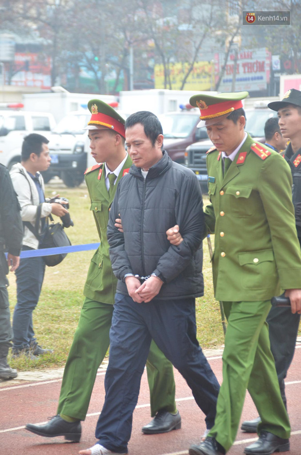 VKS đề nghị 6 án tử hình cho nhóm đối tượng sát hại nữ sinh giao gà, người dân theo dõi phiên tòa đồng loạt vỗ tay-25