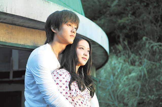 Khi tôi phấn khởi mang chiếc xe cả tỷ về tặng vợ, ngờ đâu cô ấy chẳng buồn liếc lấy một cái, chỉ cúi đầu lí nhí: Chồng ơi, mình ly hôn được không?-1