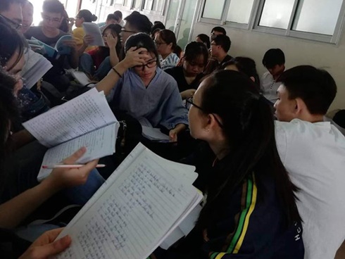 Cảnh cáo bảo vệ bị tố đạp vào người và bắt nhốt nữ sinh viên-2