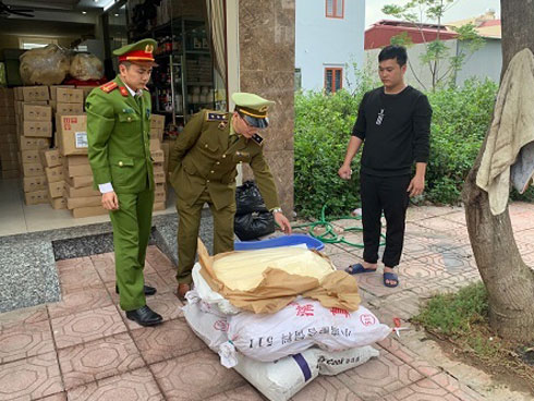 Phát hiện cơ sở bán giày hàng hiệu rởm trên Zalo, thu giữ gần 5.200 đôi-3