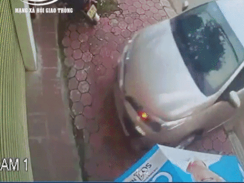 Xe con mất lái lao vào cửa hàng sửa chữa máy tính