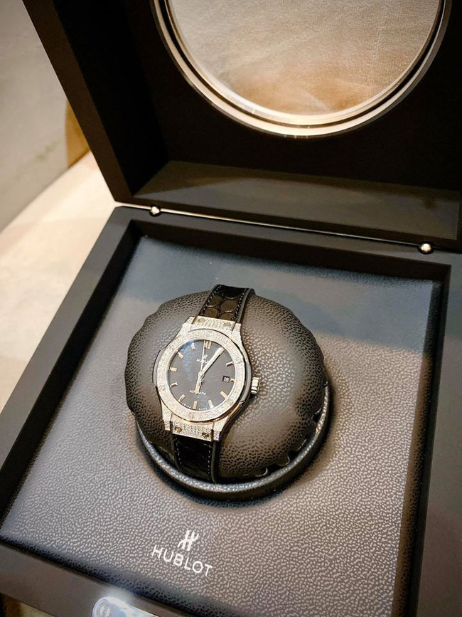 Một mình nuôi con suốt mấy năm trời, Ly Kute vẫn dư sức tậu cả tá hàng hiệu và mới đây là chiếc đồng hồ có giá nửa tỷ-2