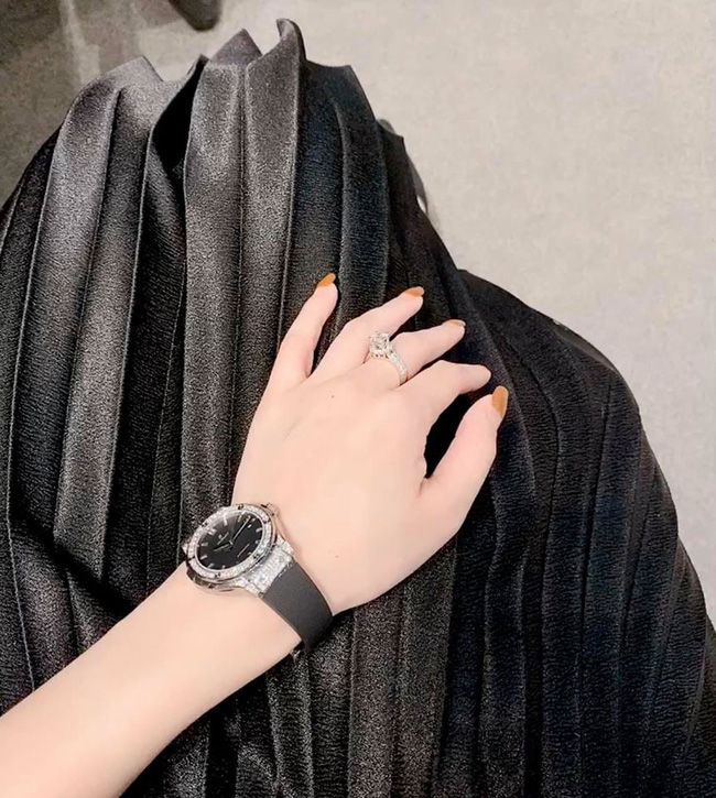 Một mình nuôi con suốt mấy năm trời, Ly Kute vẫn dư sức tậu cả tá hàng hiệu và mới đây là chiếc đồng hồ có giá nửa tỷ-3