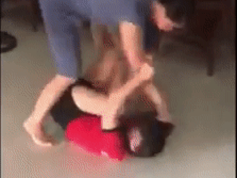 Hé lộ nguyên nhân mẹ chồng, con dâu túm tóc, giằng co, đánh nhau ngay giữa nhà-5
