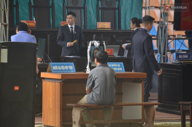 Bị các đồng bọn khẳng định tham gia tích cực nhất trong quá trình sát hại Duyên, Bùi Văn Công vẫn một mực kêu oan-14