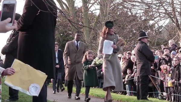 Được fan nam nhí tặng hoa, Công chúa Charlotte bẽn lẽn siêu đáng yêu, ôm khư khư dù nhận được nhiều quà khác-4