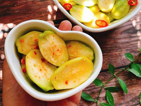 Cóc non ngâm chua ngọt thỏa mãn cơn thèm đồ chua