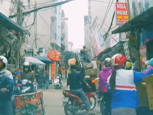 Người đàn ông nhanh tay kéo cô gái ngã ngay trước đầu xe tải-1