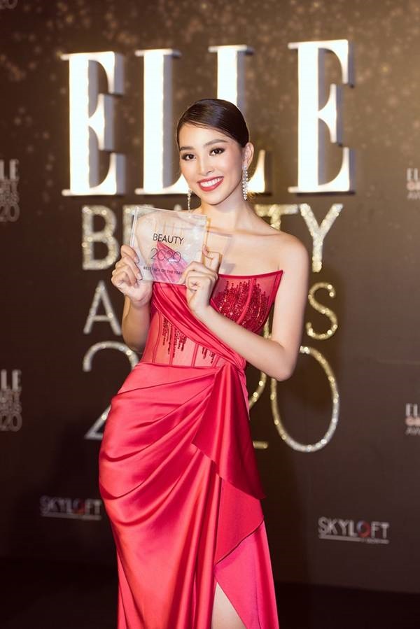 Hoa hậu Tiểu Vy diện đầm cúp ngực đỏ rực, nhận giải gương mặt đẹp nhất-8