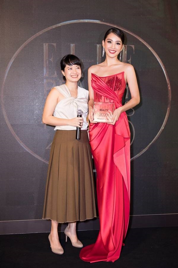 Hoa hậu Tiểu Vy diện đầm cúp ngực đỏ rực, nhận giải gương mặt đẹp nhất-10