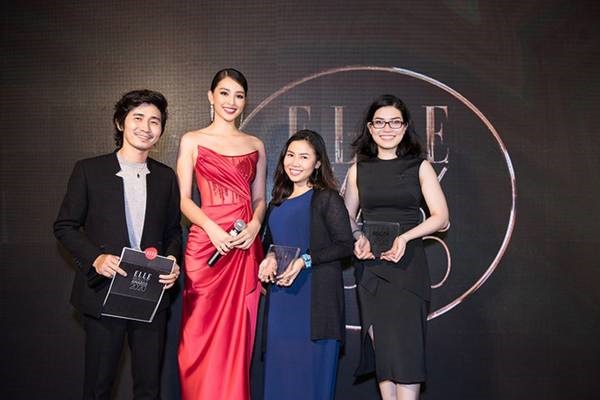 Hoa hậu Tiểu Vy diện đầm cúp ngực đỏ rực, nhận giải gương mặt đẹp nhất-11
