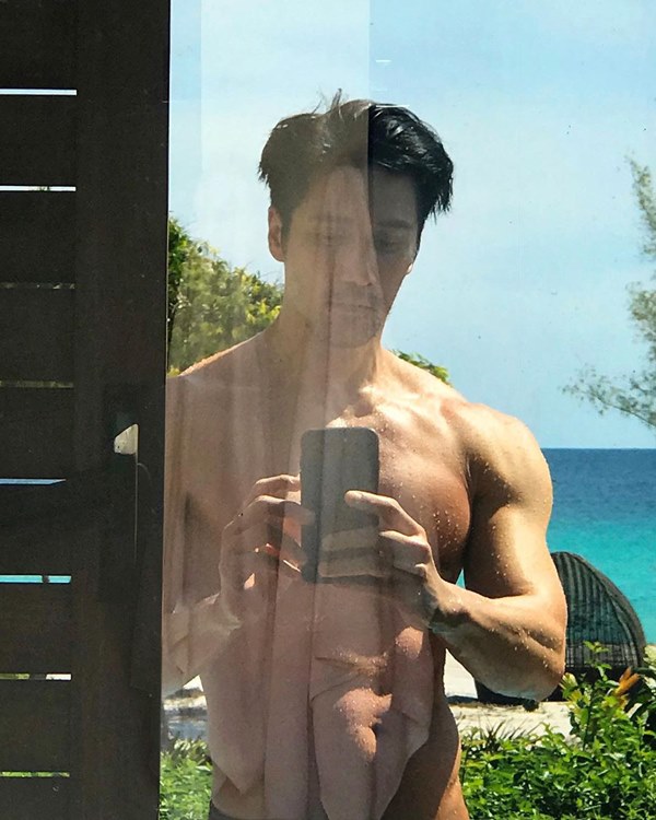 Mẫu nam Đài Loan 52 tuổi sở hữu gương mặt mỹ nam kèm ngoại hình chuẩn 6 múi khiến chị em ngẩn ngơ-2