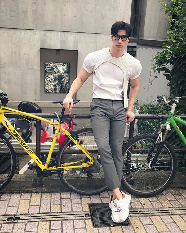 Mẫu nam Đài Loan 52 tuổi sở hữu gương mặt mỹ nam kèm ngoại hình chuẩn 6 múi khiến chị em ngẩn ngơ-9