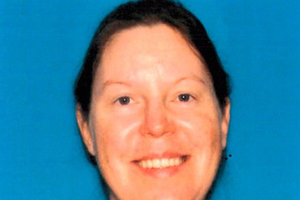 Sau khi ném hai con từ tầng 9 xuống đất, người mẹ bất ngờ lao theo khiến nhiều người chứng kiến phải rùng mình sợ hãi-1