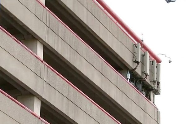 Sau khi ném hai con từ tầng 9 xuống đất, người mẹ bất ngờ lao theo khiến nhiều người chứng kiến phải rùng mình sợ hãi-2