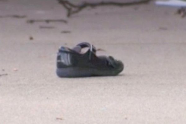 Sau khi ném hai con từ tầng 9 xuống đất, người mẹ bất ngờ lao theo khiến nhiều người chứng kiến phải rùng mình sợ hãi-3