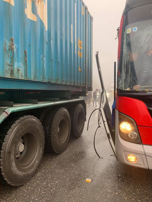 Xôn xao câu chuyện tài xế container để xe khách mất phanh đâm vào sườn xe, cứu 20 người thoát cửa tử-1