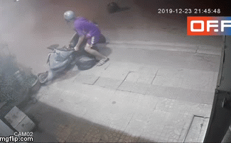 Nam thanh niên chạy xe máy trốn CSGT, phi lên vỉa hè cuống cuồng tìm nơi ẩn nấp-1