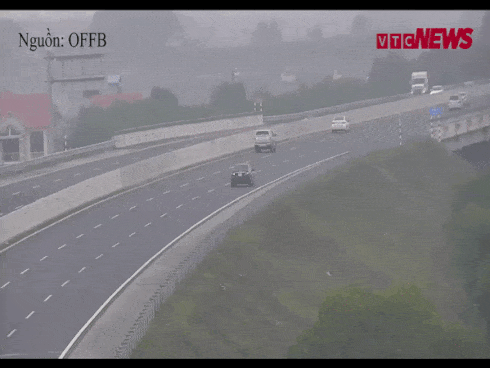 Tài xế xe máy tự ngã khi vào cua-1