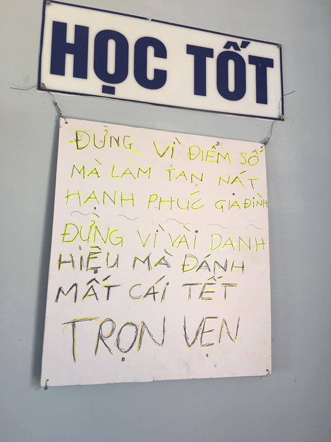 Biết sắp họp phụ huynh, học sinh viết tâm thư” treo lên tường để bao biện cho điểm thi kém, bố mẹ xem xong chỉ biết phì cười-1