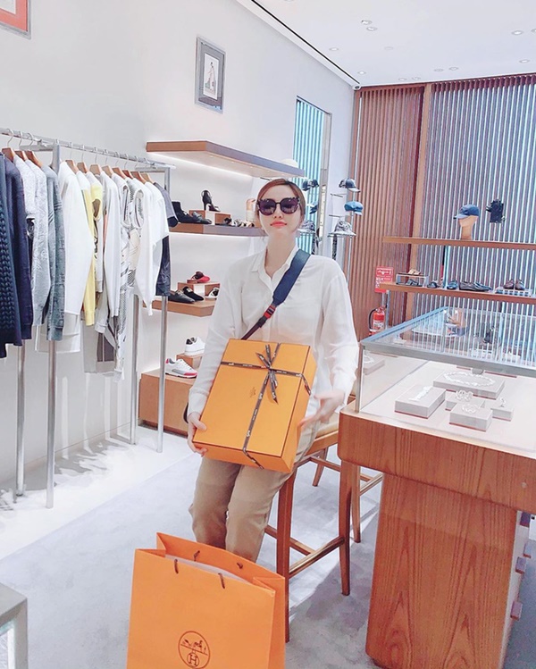 Bảo Thy hậu lấy chồng: Ăn diện hút mắt, khoe đồ hiệu ngày một gắt hơn khiến ai cũng ghen tị-8