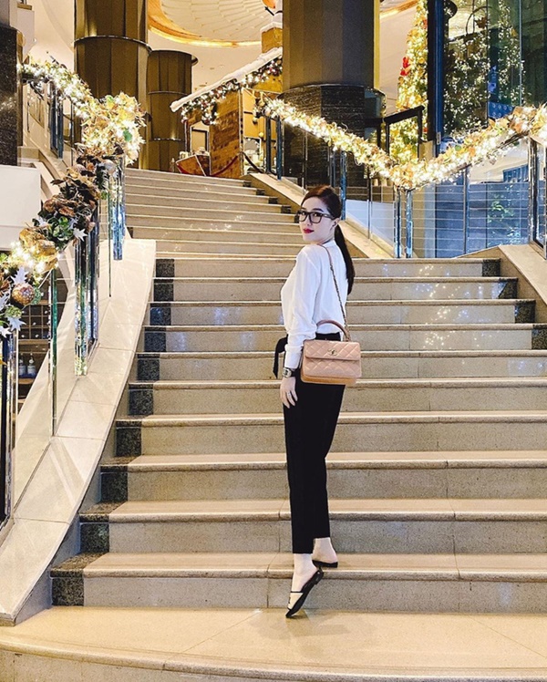 Bảo Thy hậu lấy chồng: Ăn diện hút mắt, khoe đồ hiệu ngày một gắt hơn khiến ai cũng ghen tị-9