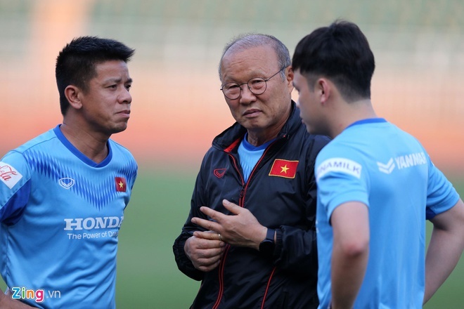 HLV Park Hang-seo yêu cầu tưới thêm nước cho mặt cỏ sân Thống Nhất-1