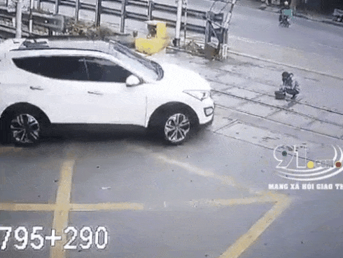 CLIP: Nữ nhân viên đường sắt bị ô tô 