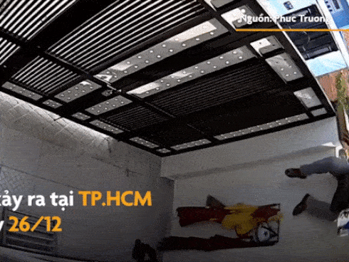 Xe máy lao thẳng vào xe bán hàng bên vỉa hè-1