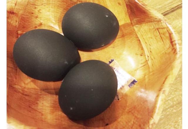 Phát hoảng giống gà mặt quỷ đen sì xấu xí mà giá lên tới 60 triệu/con-3