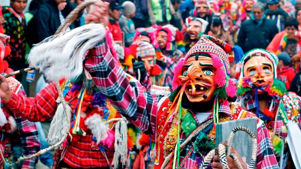 Tập tục lạ của người Peru: Lao vào đánh nhau để chào năm mới, bõ tức lại ôm cái giảng hòa-1