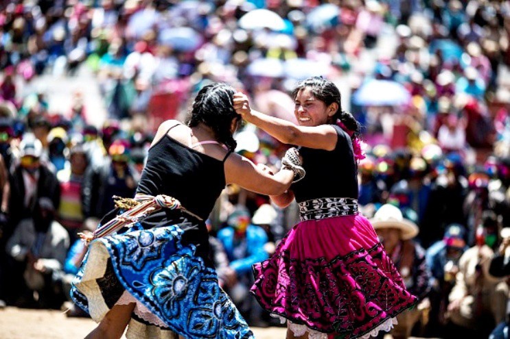Tập tục lạ của người Peru: Lao vào đánh nhau để chào năm mới, bõ tức lại ôm cái giảng hòa-2